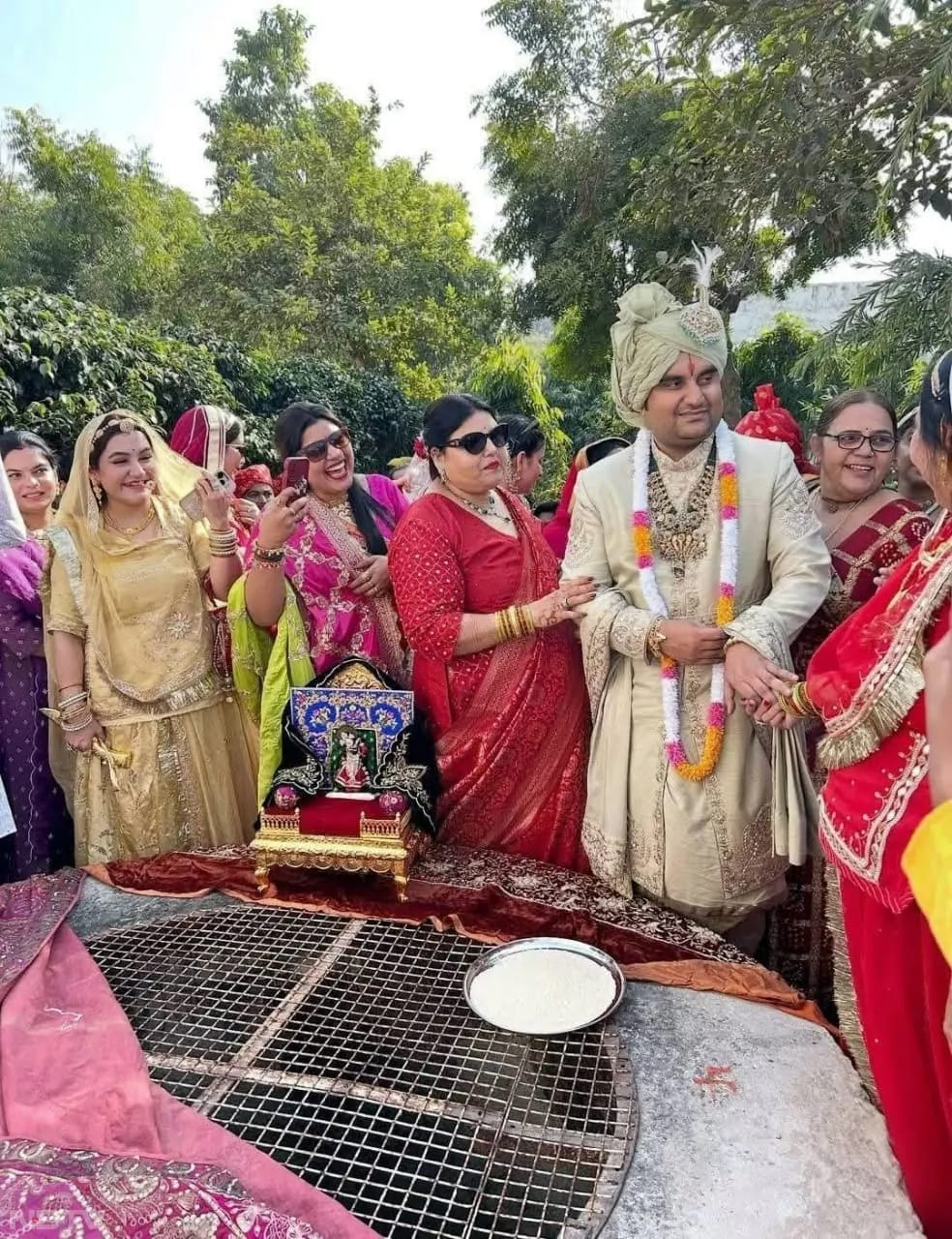 वृंदावन के प्रसिद्ध कथावाचक इंद्रेश उपाध्याय की 5 दिसंबर को शादी होने के बाद वह वृंदावन पहुंचे, जहां उनका स्वागत बैंड बाजे के साथ किया गया. इंद्रेश महाराज के स्‍वागत में प्रशंसकों ने जमकर आतिशबाजी की, लोग जश्न में नाचते गाते नजर आए, कथावाचक इंद्रेश ने हाथ जोड़कर सभी का अभिवादन स्वीकार किया.