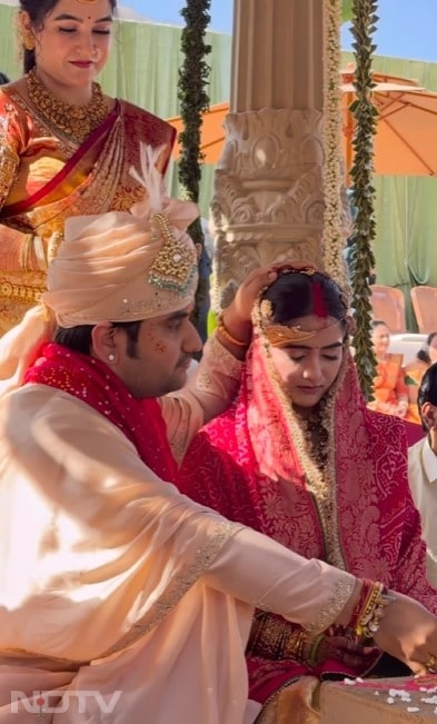 इंद्रश महाराज की शादी जयपुर में हुई. शादी में कई हस्तियां पहुंची थीं, जिसमें बागेश्वर बाबा धीरेंद्र शास्त्री, गायक बी पराग जैसी हस्तियां शामिल थी.