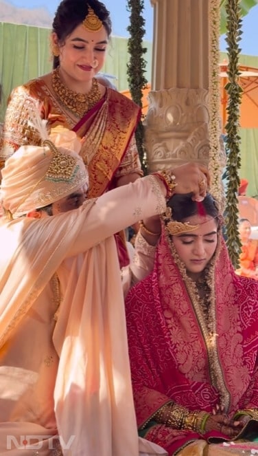 रविवाह को खास बनाने के लिए विशेष तैयारियां की गईं थीं. शादी की मुख्य रस्में पूरी करने के लिए देश के कोने-कोने से 101 पंडितों को बुलाया गया था. इन सभी ने मिलकर करीब तीन घंटे तक मुख्य वैदिक रस्में और रीति-रिवाज पूरे कराए.