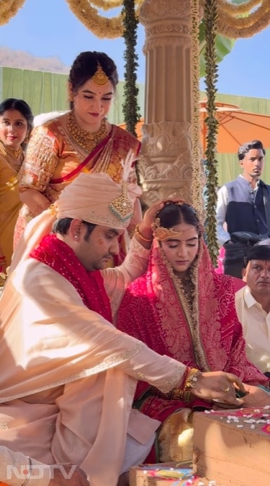 इंद्रेश महाराज के विवाह को खास बनाने के लिए विशेष तैयारियां की गईं थीं. शादी की मुख्य रस्में पूरी करने के लिए देश के कोने-कोने से 101 पंडितों को बुलाया गया था. इन सभी ने मिलकर करीब तीन घंटे तक मुख्य वैदिक रस्में और रीति-रिवाज पूरे कराए.