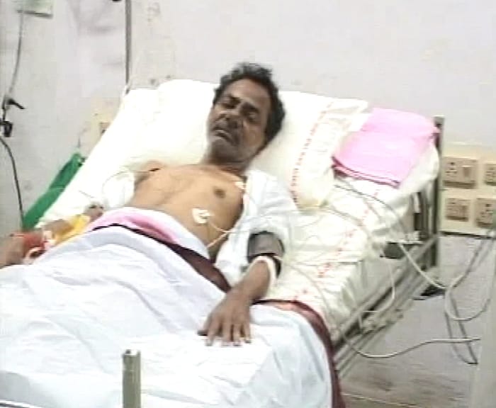 KCR during his fast started showing signs of protein malnutrition in the form of decreased protein in the blood. He became weaker, his weight reduced further, leading to protein loss.<br><br>KCR refused IV fluids, antibiotic tests and also blood tests. Doctors said he had to resume oral fluids immediately failing which his condition would deteriorate further. (NDTV Photo)