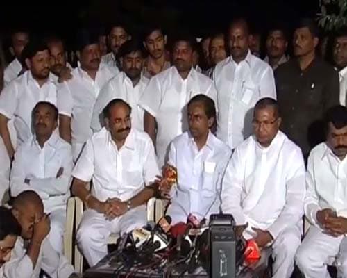 Leaders supporting the Telangana state have warned that they will start an indefinite bandh on Tuesday if the Union government does not, by Monday, share a schedule for the formation of the new state.<br><br>The formal threat has been issued by the Telangana Joint Action Committee including Telangana Rashtriya Samithi (TRS) chief K Chandrasekhar Rao, Congress ministers from Telangana regions, civil groups, and pro-Telangana student groups. Adding to the tension, 13 of the 33 ministers in the Andhra cabinet have resigned.(NDTV Photo)