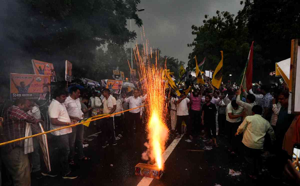 Kejriwal walks out of Tihar Jail aap celebration see all photos