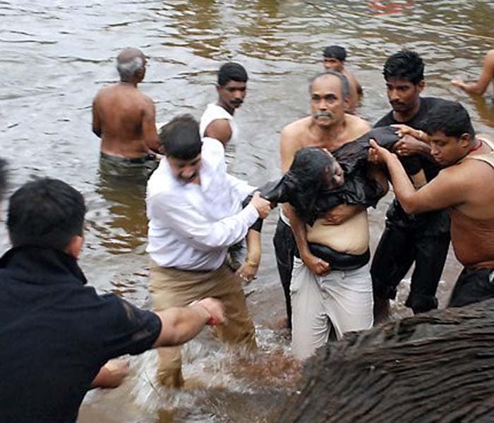 <p class="MsoNormal" style="MARGIN: 0in 0in 0pt"><font face="Times New Roman" size="3">Rescue operation in progress after a boat mishap at a tourist spot at Thekkady in Kerala on Wednesday. (PTI Photo)<br />
</font></p>