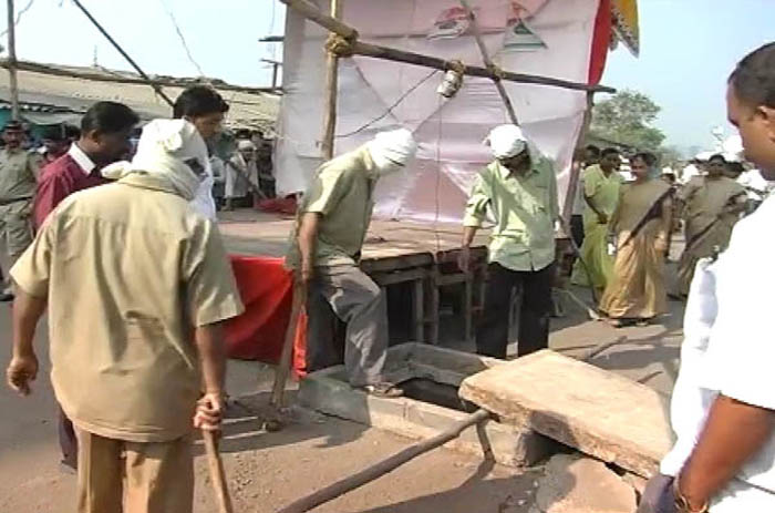 Two days ago, a three-year-old child fell into an open manhole in the same area; his body was not found. Municipal authorities suspect that case might not have been an accident. (NDTV Photo)