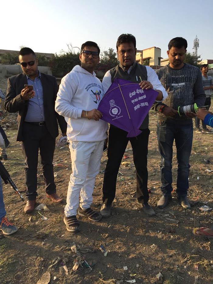 On Makar Sankranti, Agra Citizens Fly Kites With Messages To Draw Attention To The Dying Yamuna