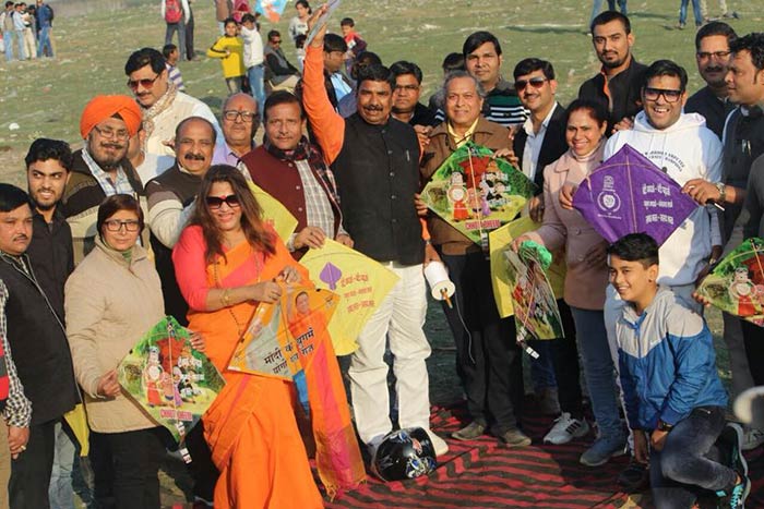 On Makar Sankranti, Agra Citizens Fly Kites With Messages To Draw Attention To The Dying Yamuna