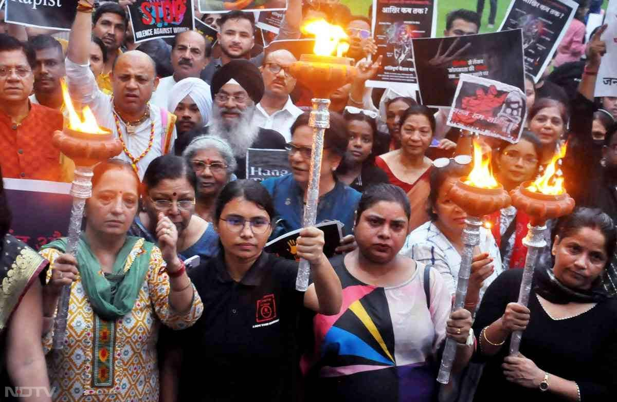 अखिल भारतीय आयुर्विज्ञान संस्थान (AIIMS) के रेजिडेंट डॉक्टर्स एसोसिएशन (RDA) ने रविवार को प्रधानमंत्री नरेन्द्र मोदी को पत्र लिखकर देशभर में स्वास्थ्यकर्मियों और संस्थानों की सुरक्षा के लिए अध्यादेश के जरिये केंद्रीय कानून बनाने के लिए हस्तक्षेप करने का आग्रह किया.