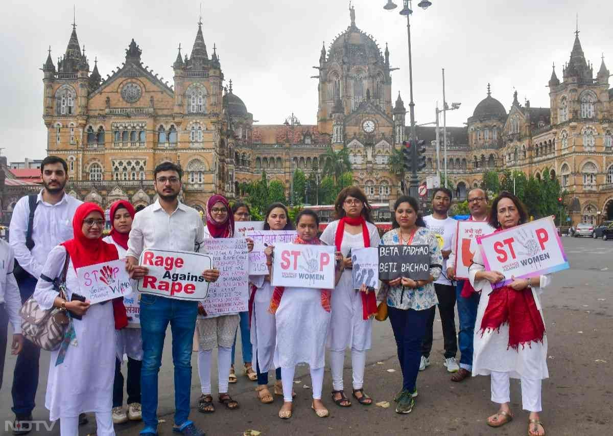 महाराष्ट्र के रेजिडेंट डॉक्‍टरों ने विरोध में अपनी अनिश्चितकालीन हड़ताल जारी रखने का फैसला किया है. महाराष्ट्र एसोसिएशन ऑफ रेजिडेंट डॉक्टर्स (एमएआरडी) 13 अगस्त से हड़ताल कर रहे हैं.