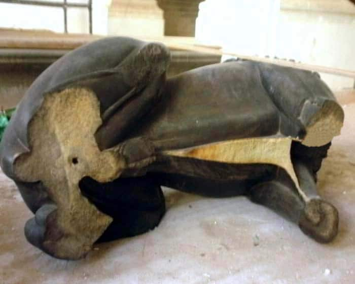 In Kolkata, a priceless statue of a lion, over 2000 years old, has been broken while it was being relocated in the Indian Museum