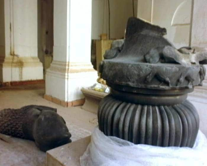 In Kolkata, a priceless statue of a lion, over 2000 years old, has been broken while it was being relocated in the Indian Museum