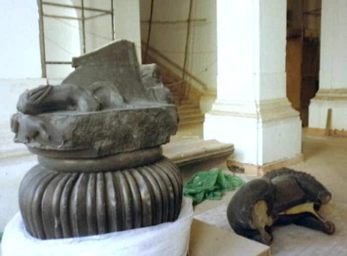 In Kolkata, a priceless statue of a lion, over 2000 years old, has been broken while it was being relocated in the Indian Museum