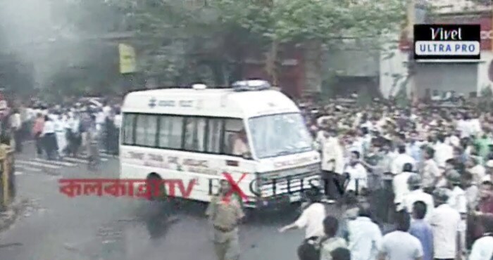 West Bengal Minister for Fire & Emergency Services, Pratim Chatterjee pointed out that due to heavy Kolkata traffic, there was a delay in the fire tenders reaching the spot.<br><br>Ambulances were also rushed to the spot.<br><br>Image Courtsey: Kolkata TV.