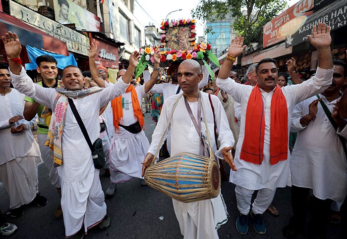 देशभर में 'कृष्ण जन्माष्टमी' की धूम, कान्हा के रंग में रंगे नज़र आए भक्त, देखें तस्वीरें