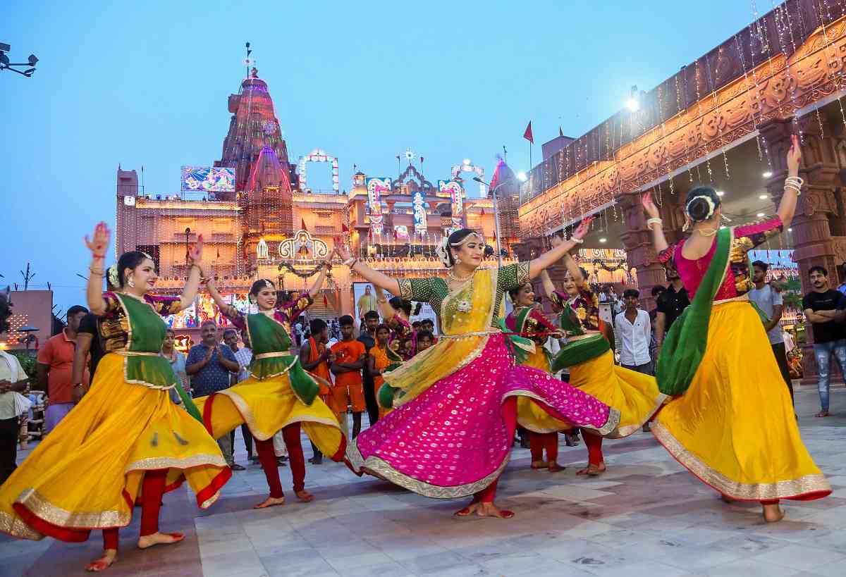 मथुरा के कृष्ण जन्मस्थान मंदिर में कृष्ण जन्माष्टमी महोत्सव के मौके पर संध्या में कार्यक्रम आयोजित किया गया. इस दौरान कलाकार भक्ति गानों पर नृत्य किया. (फोटो क्रेडिट-ANI, कंटेंट क्रेडिट-प्रिया शर्मा)