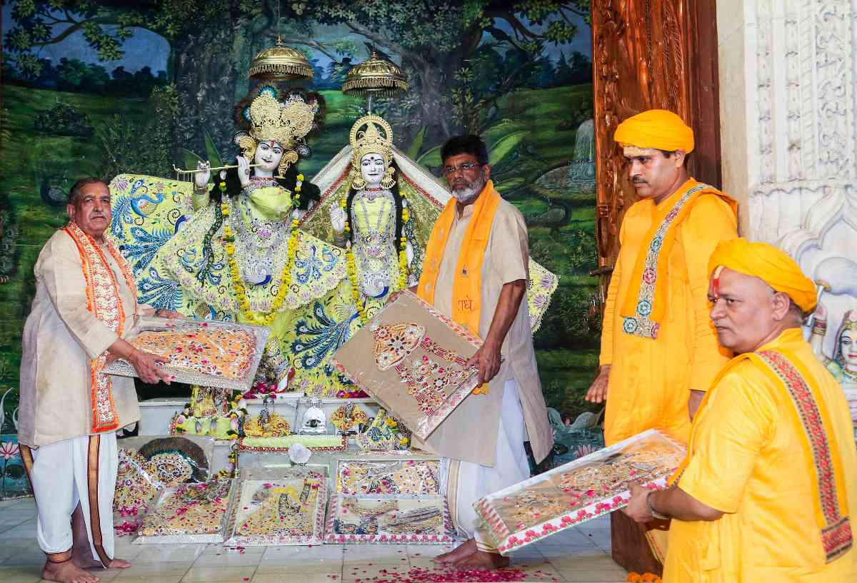 26 अगस्त को मथुरा में श्री कृष्ण जन्मभूमि मंदिर में धूम-धाम से कृष्ण जन्माष्टमी महोत्सव मनाया जा रहा है. (फोटो क्रेडिट-ANI, कंटेंट क्रेडिट-प्रिया शर्मा)