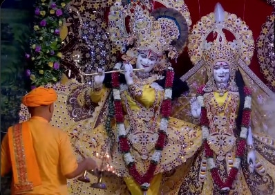 मथुरा में श्री कृष्ण जन्मस्थान मंदिर में श्रीकृष्ण जन्माष्टमी का उत्सव पूरे जोरों-शोरों से मनाया जा रहा है. इस मौके आज अलसुबह भक्तों की भीड़ उमड़ी. इस दौरान श्रद्धालु भगवान कृष्ण के भक्ति में डूबे हुए नजर आए. (फोटो क्रेडिट-X/ANI, कंटेंट क्रेडिट-प्रिया शर्मा)