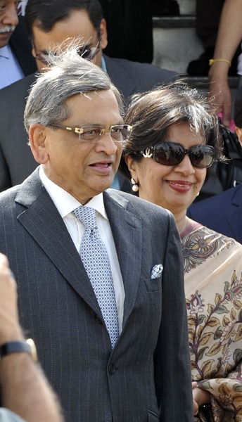 India's Foreign Minister, S.M. Krishna and Foreign Secretary, Nirupama Rao arrive at Chacklala airbase in Rawalpindi on July 14, 2010. (AFP Photo)