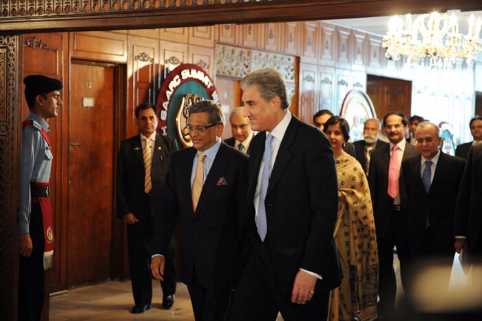 Pakistan's Foreign Minister, Shah Mehmood Qureshi (C,R) walks with his Indian counterpart S.M. Krishna (C,L) as they arrive for talks at the Foreign Ministry in Islamabad on July 15, 2010. (AFP Photo)