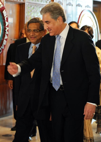 Pakistan's Foreign Minister, Shah Mehmood Qureshi (R) speaks with his Indian counterpart S.M. Krishna (L) as they arrive for talks at the Foreign Ministry in Islamabad on July 15, 2010. (AFP Photo)