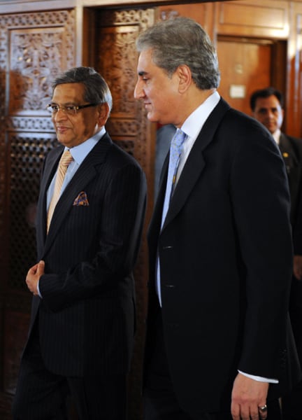 Pakistan's Foreign Minister, Shah Mehmood Qureshi (R) walks with his Indian counterpart S.M. Krishna as they arrive for talks at the Foreign Ministry in Islamabad on July 15, 2010. (AFP Photo)