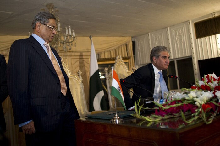 Pakistan's foreign minister, Shah Mehmood Qureshi (R) and his Indian counterpart S.M. Krishna (L) attend their joint press conference in Islamabad on July 15, 2010.<br><br>India and Pakistan agree that a process of peace talks between the two countries is invaluable and will continue in the future, Pakistan's foreign minister said on Thursday following their key talks. (AFP Photo)