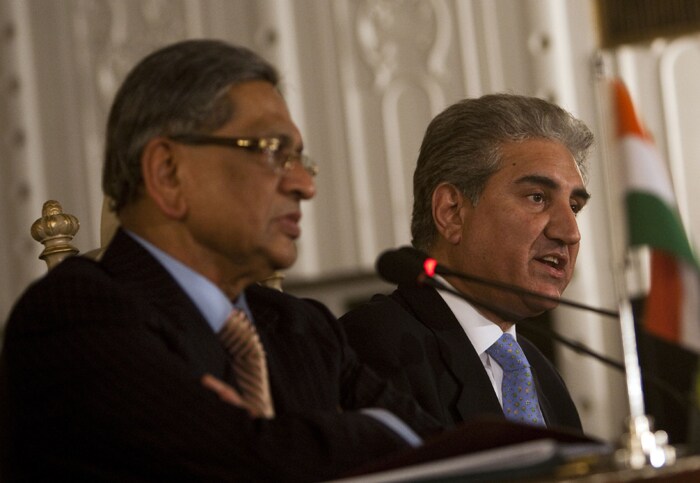 Pakistan's foreign minister, Shah Mehmood Qureshi (R) speaks during a joint press conference with his Indian counterpart S.M. Krishna (L) in Islamabad on July 15, 2010.<br><br>India and Pakistan agree that a process of peace talks between the two countries is invaluable and will continue in the future, Pakistan's foreign minister said on Thursday following their key talks. (AFP Photo)