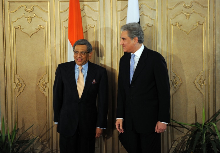Pakistan's Foreign Minister, Shah Mehmood Qureshi (R) poses with his Indian counterpart S.M. Krishna at the Foreign Ministry in Islamabad on July 15, 2010. (AFP Photo)