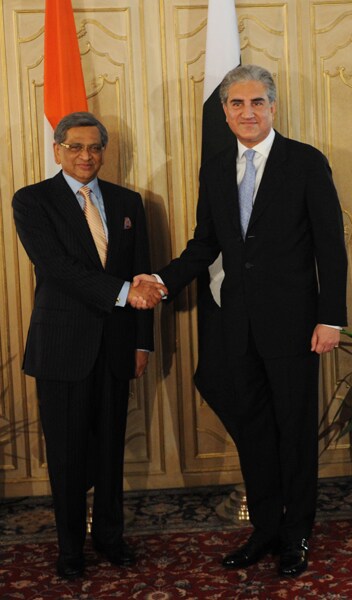 Indian External Affairs MInister, S.M. Krishna (L) shakes hands with the Pakistani Foreign Minister, Shah Mehmood Qureshi (R) at the Foreign Ministry in Islamabad on July 15, 2010. (AFP Photo)