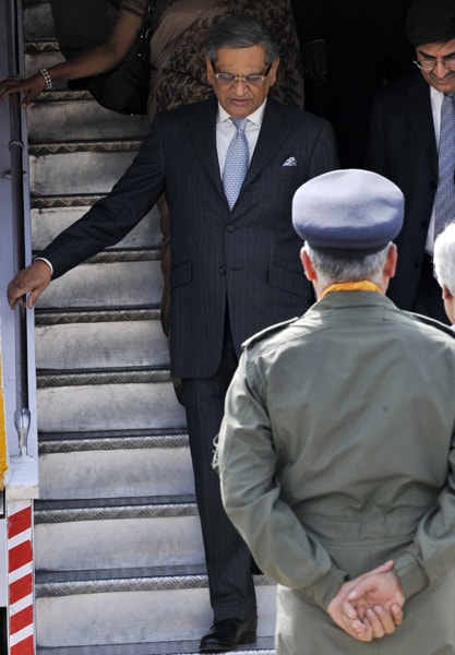 India's Foreign Minister S.M. Krishna  steps down from a plane upon his arrival at the Chacklala airbase in Rawalpindi on July 14, 2010. (AFP Photo)