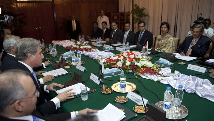 Pakistan's Foreign Minister, Shah Mehmood Qureshi (2 L) holds talk with his Indian counterpart S.M. Krishna (R) at the Foreign Ministry in Islamabad on July 15, 2010. (AFP Photo)