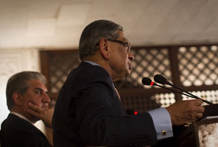 Pakistan's foreign minister, Shah Mehmood Qureshi (R) listens to his Indian counterpart S.M. Krishna (L) during their joint press conference in Islamabad on July 15, 2010. (AFP Photo)