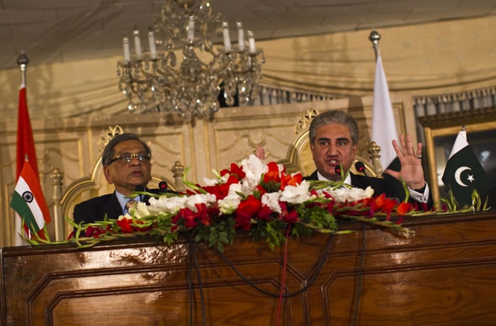 Pakistan's foreign minister, Shah Mehmood Qureshi (R) speaks during a joint press conference with his Indian counterpart S.M. Krishna (L) in Islamabad on July 15, 2010. (AFP Photo)
