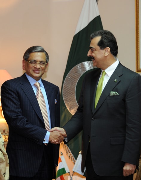 Pakistan's Prime Minister, Yousuf Raza Gilani (R) shakes hands with India's Foreign Minister S.M. Krishna in Islamabad on July 15, 2010. (AFP Photo)