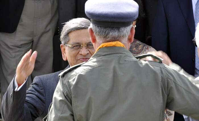 India's Foreign Minister, S.M. Krishna salutes a Pakistani Air Force official at the Chacklala airbase in Rawalpindi on July 14, 2010. (AFP Photo)