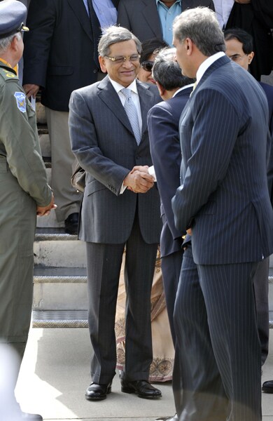 India's Foreign Minister, S.M. Krishna is greeted by the Pakistani and Indian officials at the Chacklala airbase in Rawalpindi on July 14, 2010.(AFP Photo)