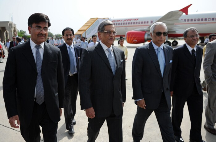 India's Foreign Minister, S.M. Krishna walks with Pakistani High Commissioner to India, Shahid Malik upon his arrival at the Chacklala airbase in Rawalpindi on July 14, 2010. (AFP Photo)