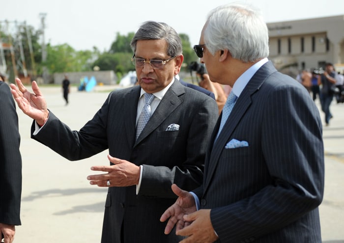 India's Foreign Minister, S.M. Krishna gestures as he speaks with Pakistani High Commissioner to India, Shahid Malik. (AFP Photo)