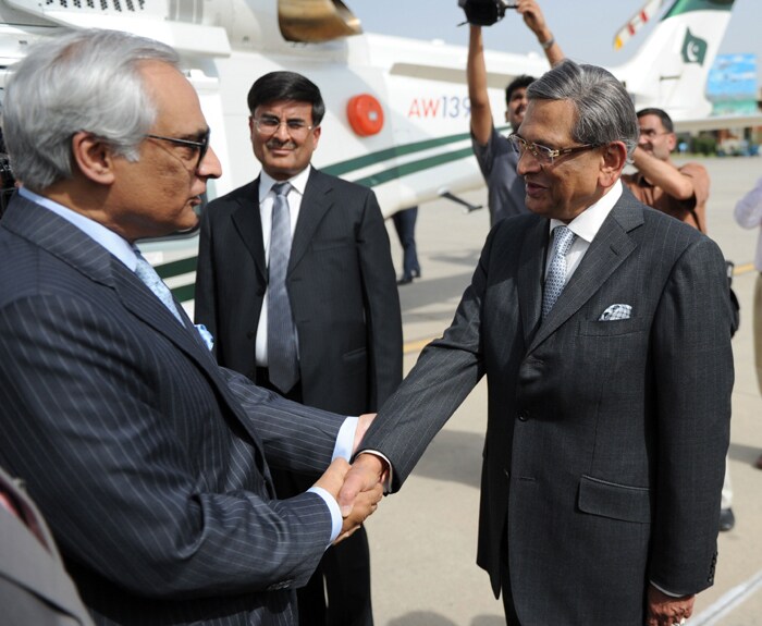 India's Foreign Minister, S.M. Krishna shakes hands with Pakistani High Commissioner to India, Shahid Malik. (AFP Photo)