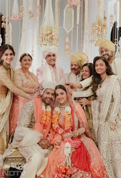 इन तस्वीरों में शादी की रस्मों की झलक और परिवार की खुशी साफ नजर आ रही है.