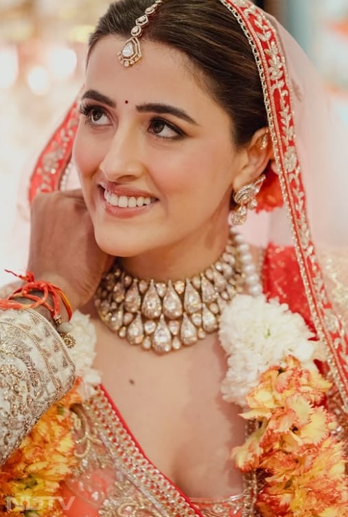 कृति ने हर तस्वीर के साथ इमोशनल और प्यार भरा कैप्शन भी लिखा है.