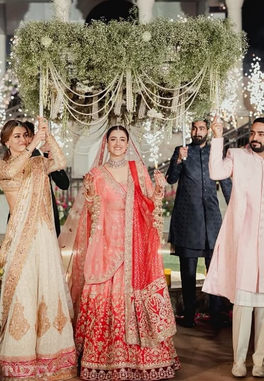 शादी के मौके पर कृति और उनकी बहन नूपुर ट्रेडिशनल लुक में बेहद खूबसूरत दिखाई दे रही हैं.