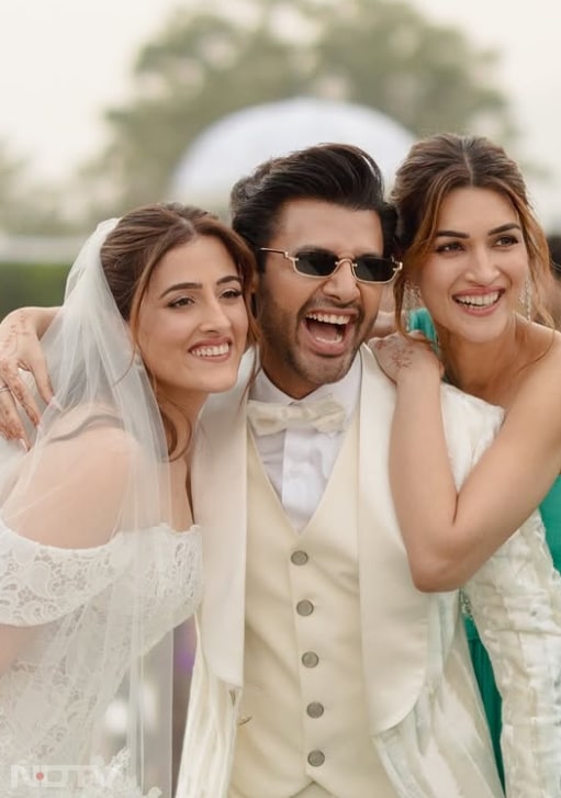 फैंस इन तस्वीरों पर जमकर प्यार और शुभकामनाएं बरसा रहे हैं.