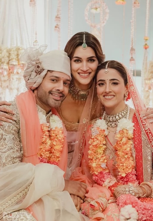 कृति की बहन की शादी की ये झलकियां सोशल मीडिया पर तेजी से वायरल हो रही हैं.