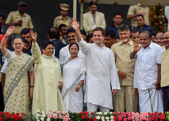 From Left, Sonia Gandhi, Mayawati, Mamata Banerjee, Rahul Gandhi, N Chandrababu Naidu and HD Kumaraswamy at his oath taking ceremony in Bengaluru