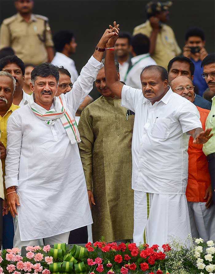 Newly Sworn-in Karnataka Chief Minister H D Kumaraswamy with Congress leader D K Shivakumar during the swearing-in ceremony of JD(S)-Congress government