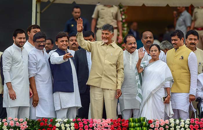 Chandrababu Naidu, Akhilesh Yadav, Mamta Banierjee among other opposition leaders wave at the gathering