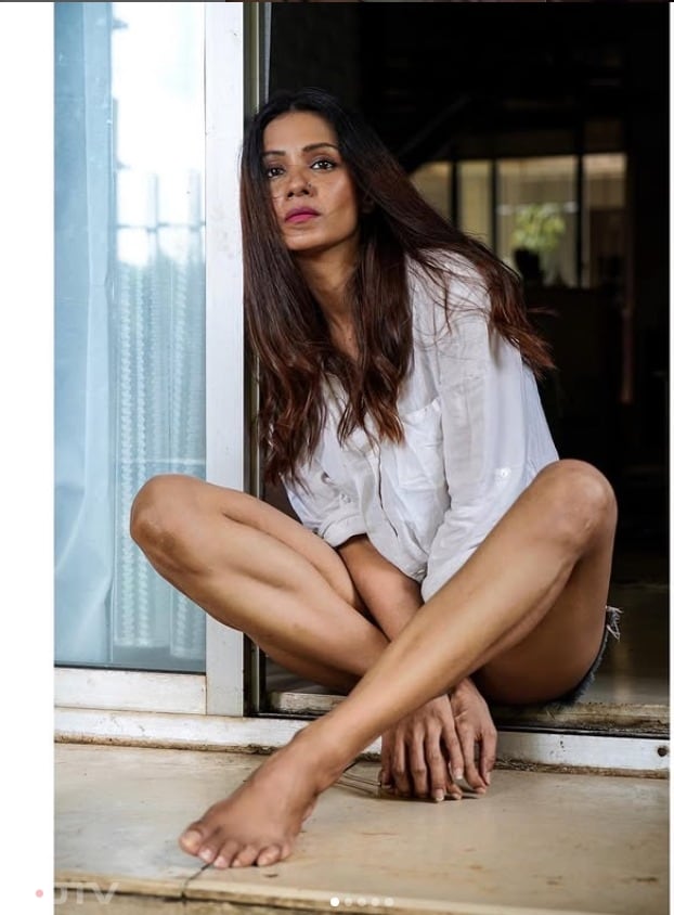 नोएना शो में काफी ग्लैमरस है, ठीक जैसे बरखा बिश्ट हैं.