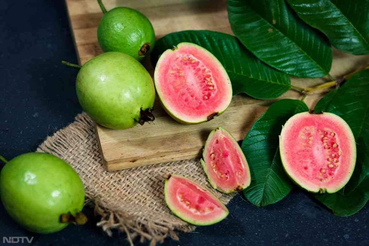 लाल अमरूद में विटामिन C अधिक मात्रा में होकर इम्यूनिटी मजबूत बनाकर इन्फेक्शन से सुरक्षा देता है