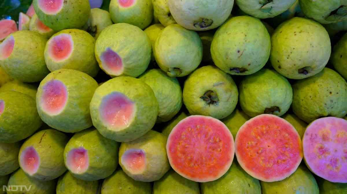 इसमें मौजूद फाइबर कब्ज की समस्या रोककर आंतों को स्वस्थ बनाए रखता है.